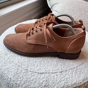 Brioso Fixby Suede Oxford Shoes in Camel size 9.5